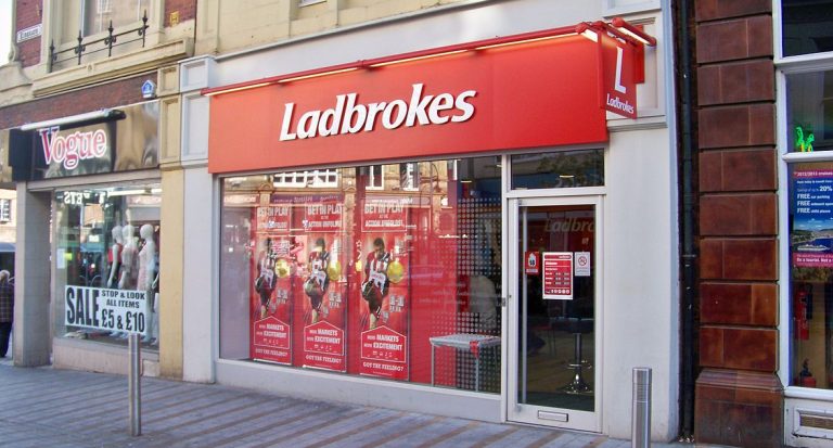 Parier en ligne ou chez les bookmakers ?